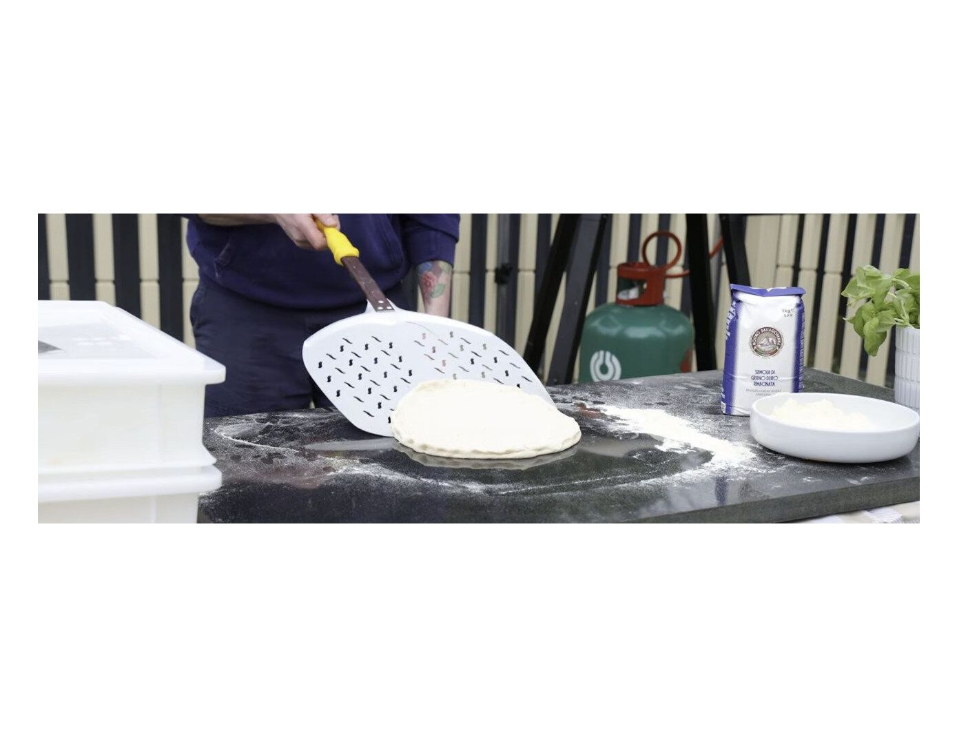 How to Use a Pizza Peel